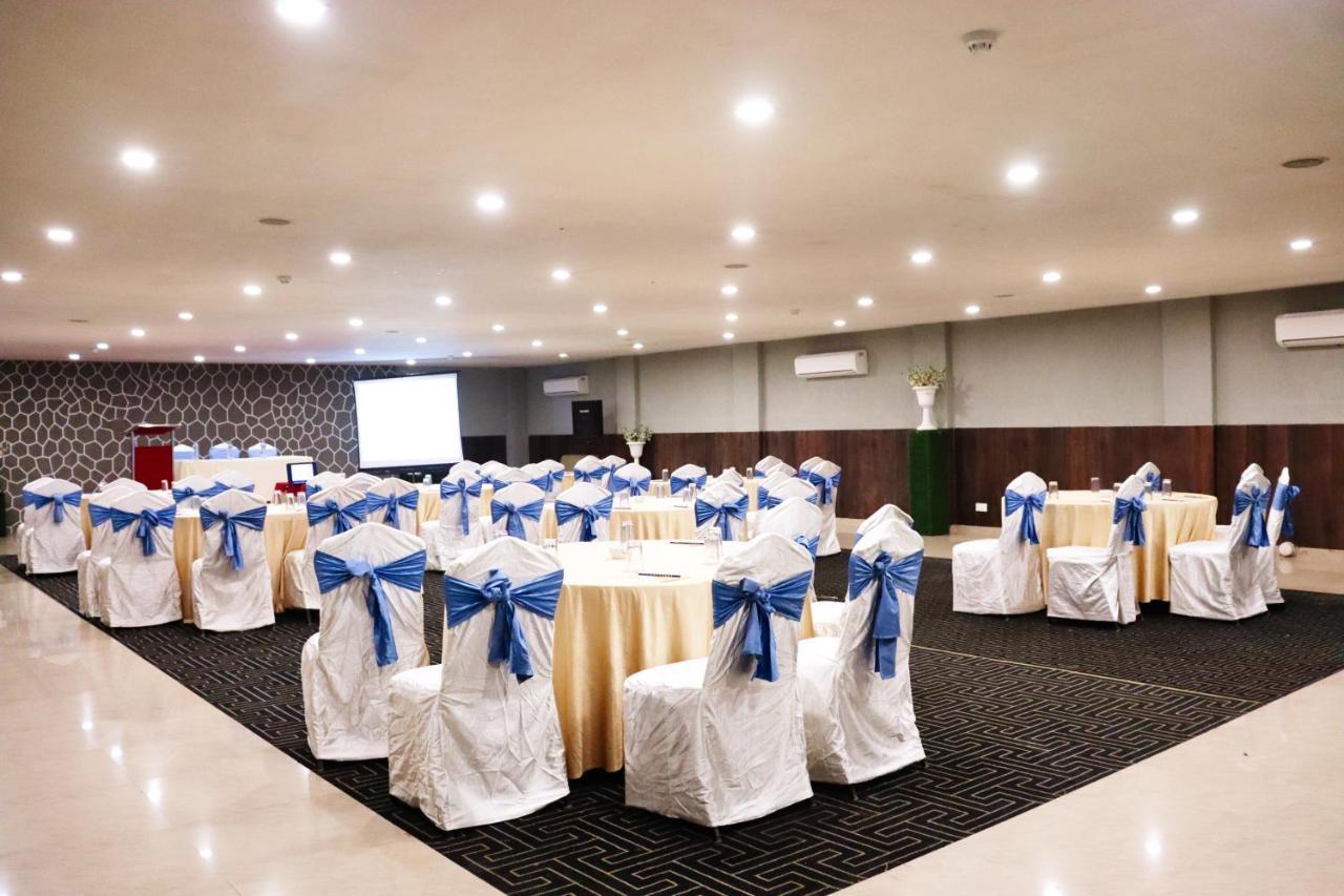 Hotel Clarks Collection Bhavnagar Bagian luar foto
