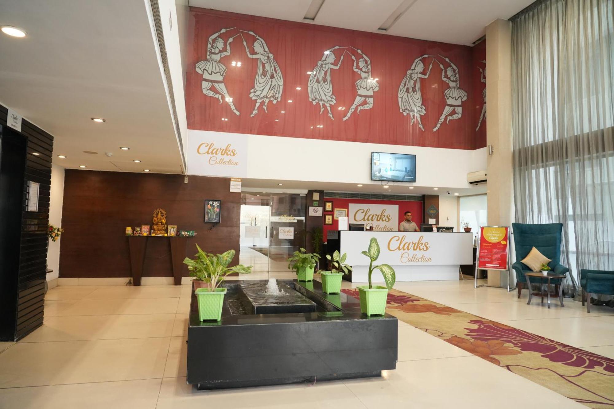 Hotel Clarks Collection Bhavnagar Bagian luar foto