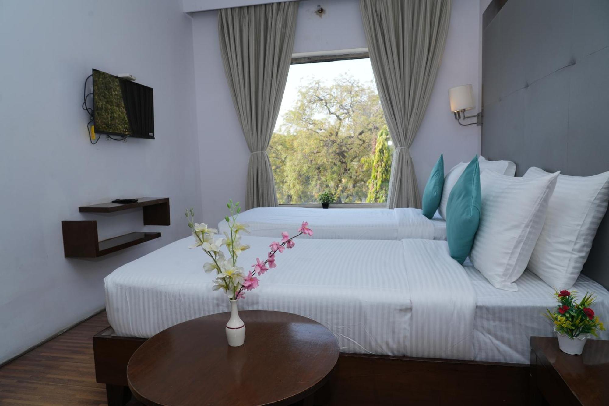 Hotel Clarks Collection Bhavnagar Bagian luar foto